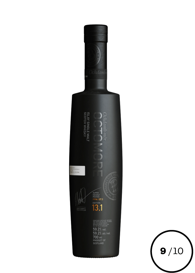Bouteille d'Octomore 13.1, whisky écossais rare et exceptionnellement tourbé, sur fond blanc avec une note de dégustation sur 10 située dans le coin inférieur droit